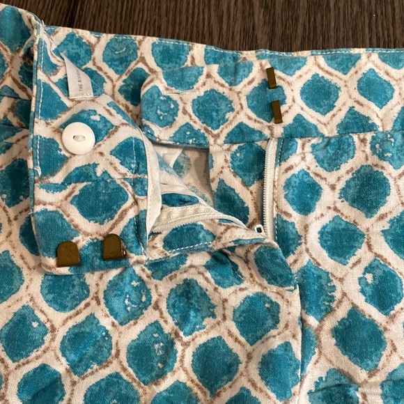 LOFT The Riviera Short. Size 0. Cream and blue/green pattern. - Picture 6 of 9